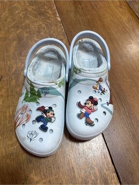 Disney winter themed Sherpa lined crocs  slip on sz 10